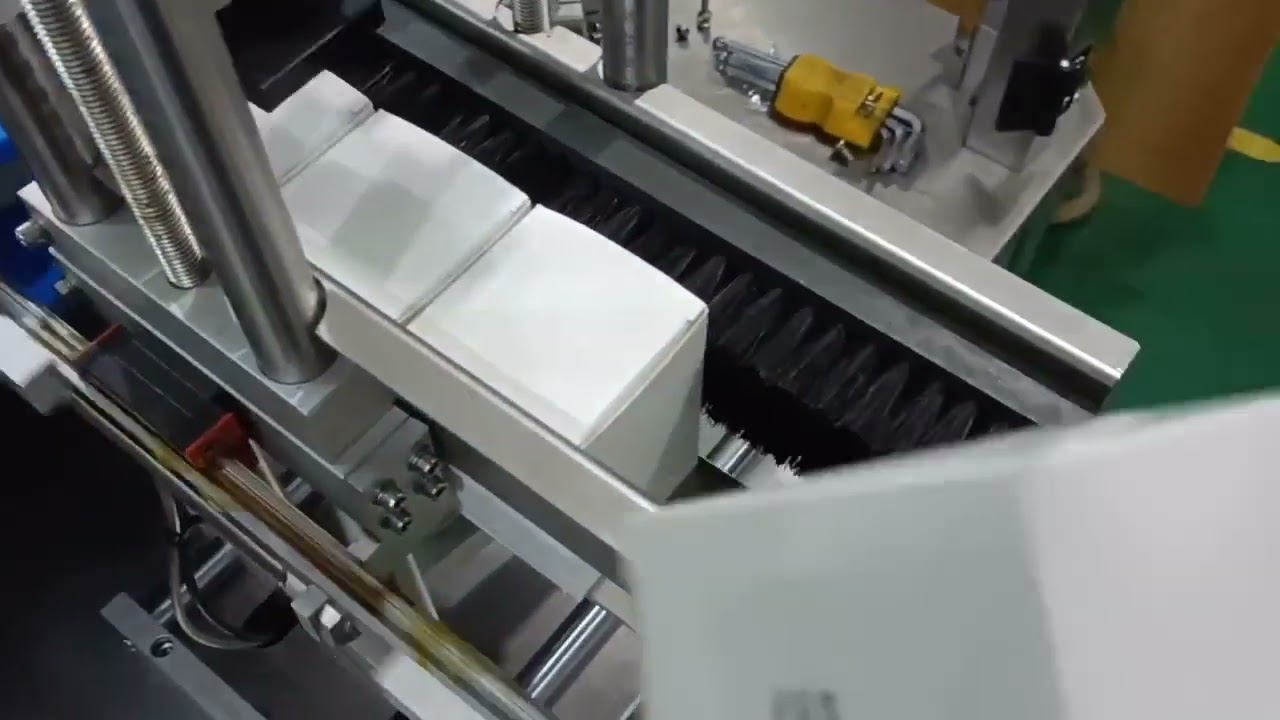 Automated cartoning machine for perfume and car bulbs. Automated cartoning machine for perfume and car bulbs.