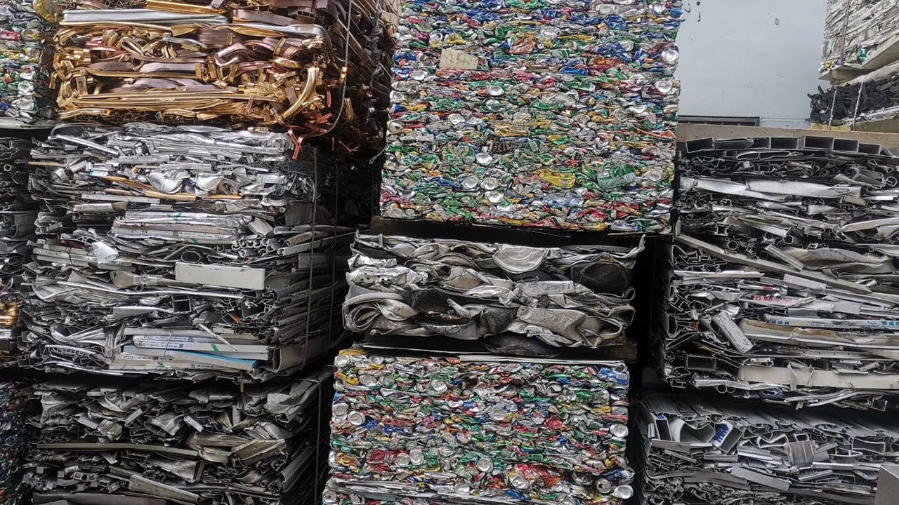 “Efficient Aluminum Can Baler for Compressing”