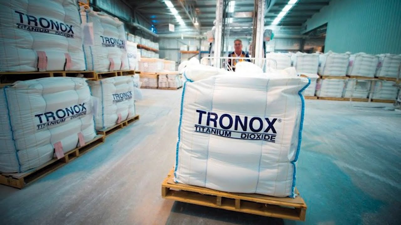 Abrasive Zircon and Rutile Filling Station: Heavy-Duty Bulk Bag Solution Abrasive Zircon and Rutile Filling Station: Heavy-Duty Bulk Bag Solution